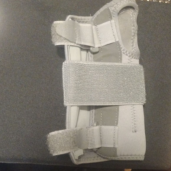 Gray Wrist Support - Picture 3 of 4